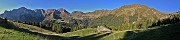 15 Dalla Baita Nuova (1759 m) bella vista  verso San Simone-Baita Camoscio con monti (da sx) Pegherolo-Cavallo-Siltri-Cima di Lemma 